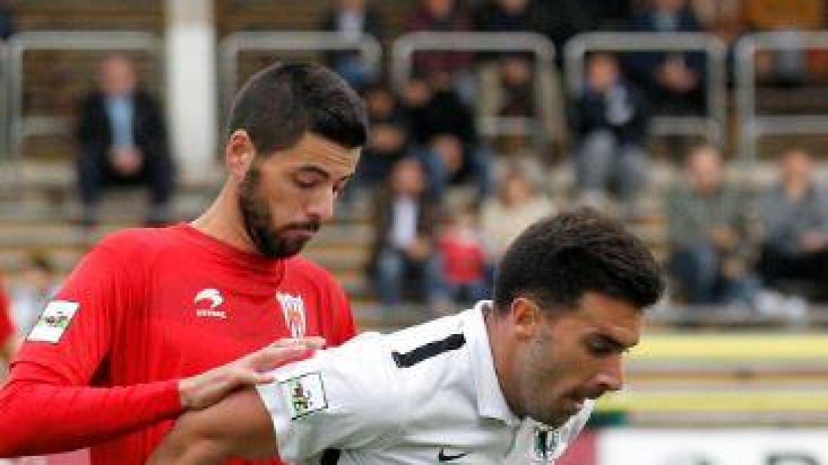 Adrián controla el balón ante el acoso de un oponente.-SANTI OTERO