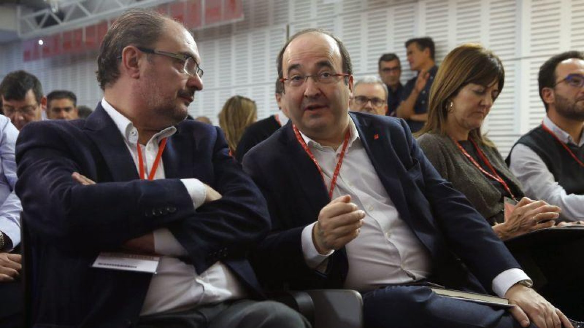 El presidente araqgonés, Javier Lambán (i), y el primer secretario del PSC, Miquel Iceta (d), conversan durante la reunión del Comité Federal del PSOE que se celebra en la sede del partido en la calle Ferraz, en Madrid, una cita determinante para ver su m-EFE