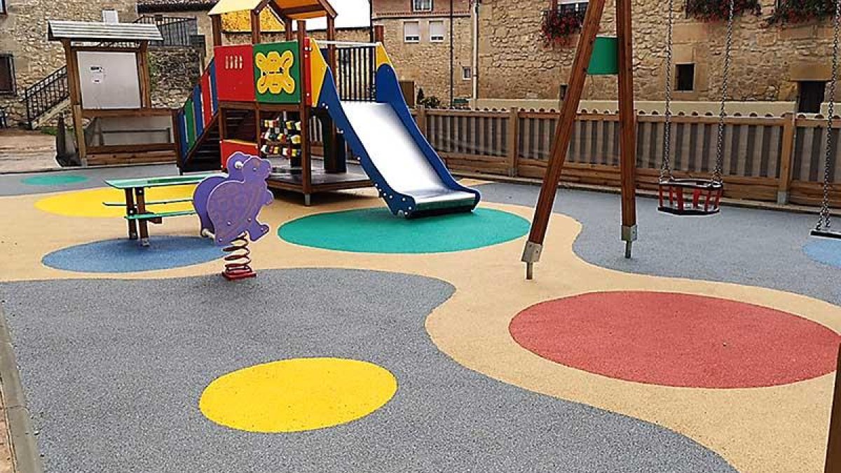 El parque de Suzana luce ya el nuevo suelo de caucho, el cual fue financiado entre la pedanía y el Consistorio mirandés-ECB