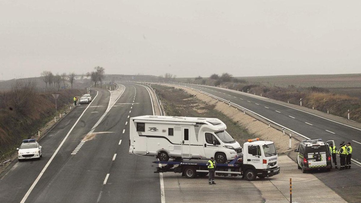 Entre la decena de vehículos implicados estaba también una autocaravana.-G. G.