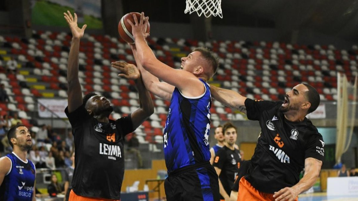 Mahalbasic gana la posición en la pintura en un lance del partido disputado en La Coruña. BASQUET CORUÑA