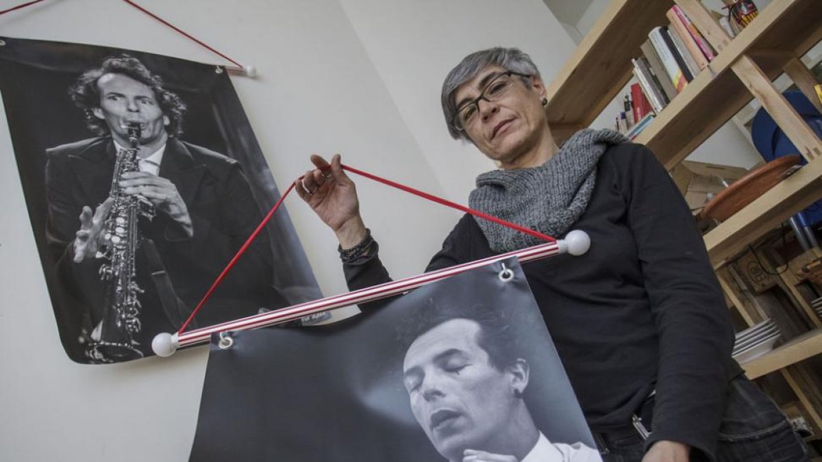 Flor Aldea realizó la colección durante el ensayo general de ‘Looking for duende’, el último montaje estrenado de Teatro Entre Escombros.-Santi Otero