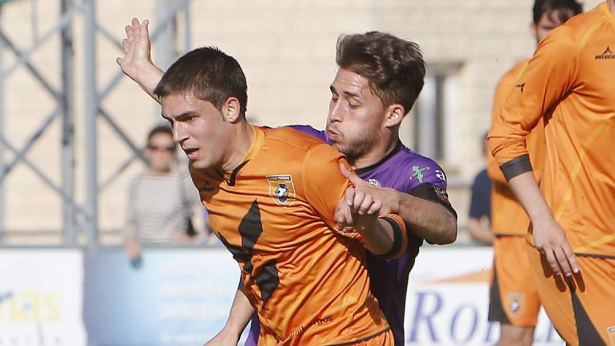 Del Rincón protege un balón en el choque frente al Palencia-Raúl G. Ochoa