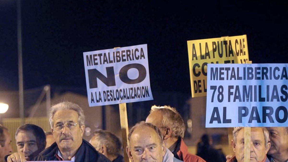 Imagen de archivo de un grupo de trabajadores protestando por ajustes en su fábrica.-ICAL