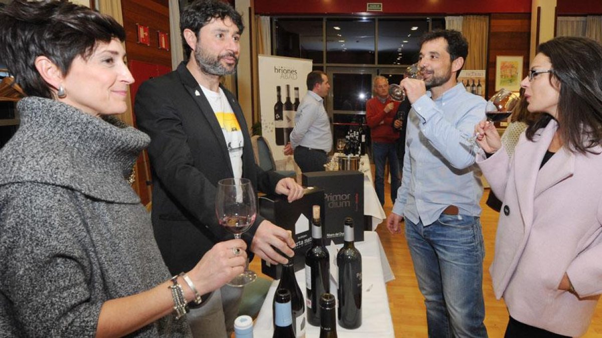 La presentación contó también con una degustación de los vinos.-ISRAEL L. MURILLO
