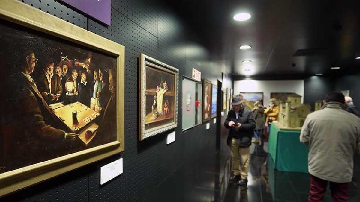 ‘El bote’, de Araceli de las Heras, en primer término, es una de la veintena de piezas que se exhiben.-Raúl Ochoa