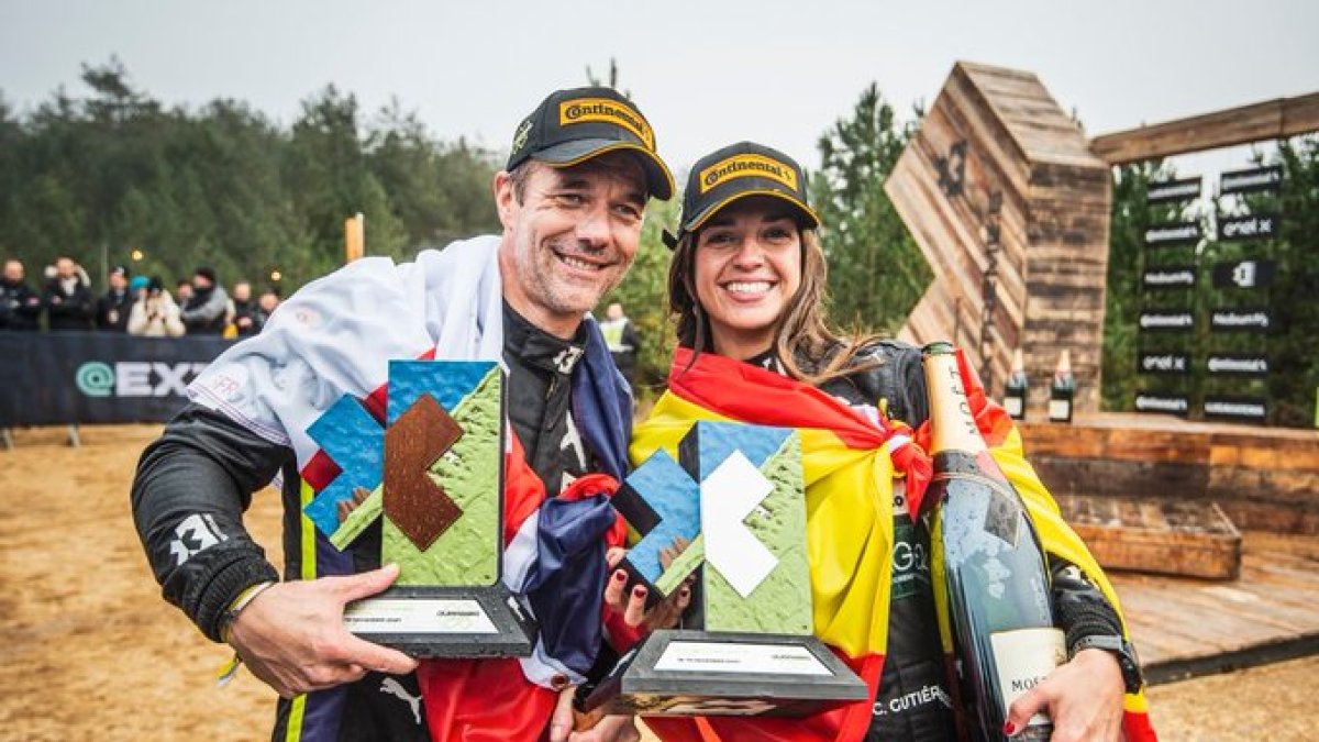 Loeb y Gutiérrez posan con sus trofeos en la Exteme E de 2021. TWITTER / @CRIS_TORTU