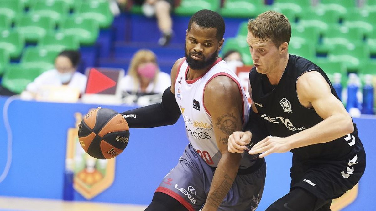 Omar Cook fue una de las caras nuevas que se estrenó ayer con la camiseta del San Pablo. SAN PABLO/BB HOJAS