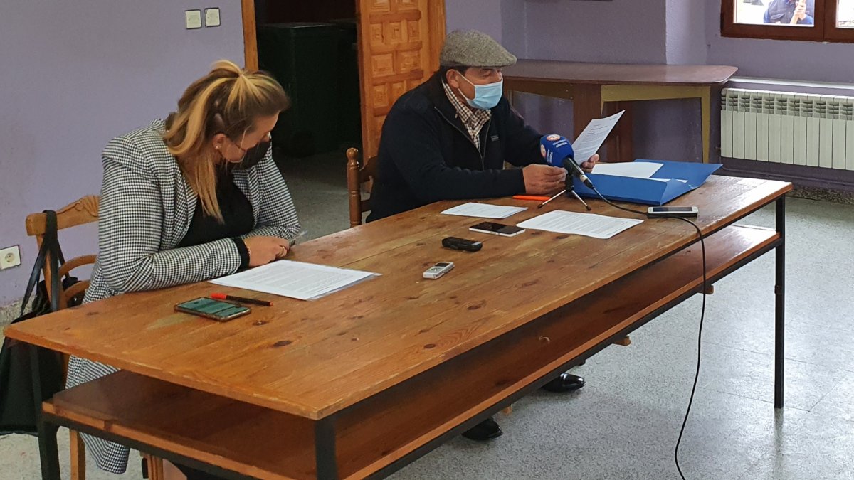 El presidente, Ángel Miguel Sancho, junto a la secretaria, Olga Izquierdo. L.V.