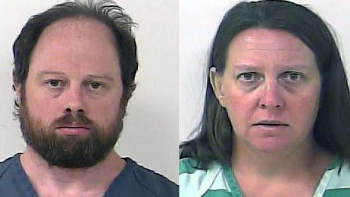 Robert Johnson, de 44 años, y Marie Johnson, de 43, fotografiados por la policía tras ser detenidos acusados de abuso sexual de una menor.-Foto:   ST. LUCIE SHERIFF'S DEPT / FLORIDA