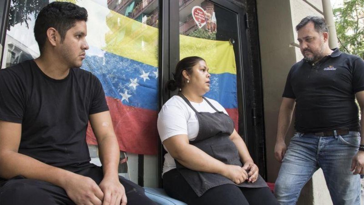 Nelson Rojas, Claudia Calderon y Luis Miguel Bucci (de izquierda a derecha). Venezolanos residentes en Barcelona.-MIREIA REYNAL (EL PERIÓDICO)