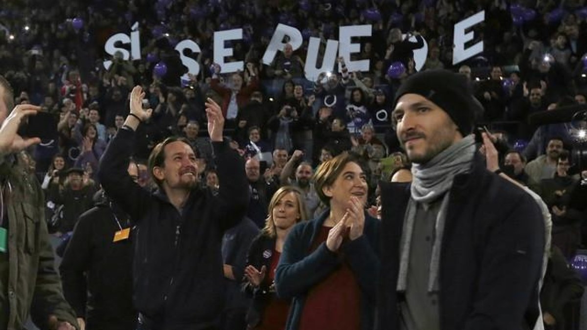 Pablo Iglesias, acompañado por Ada Colau, en el mítin de Podemos en la Caja Mágica, en Madrid, este domingo.-DAVID CASTRO