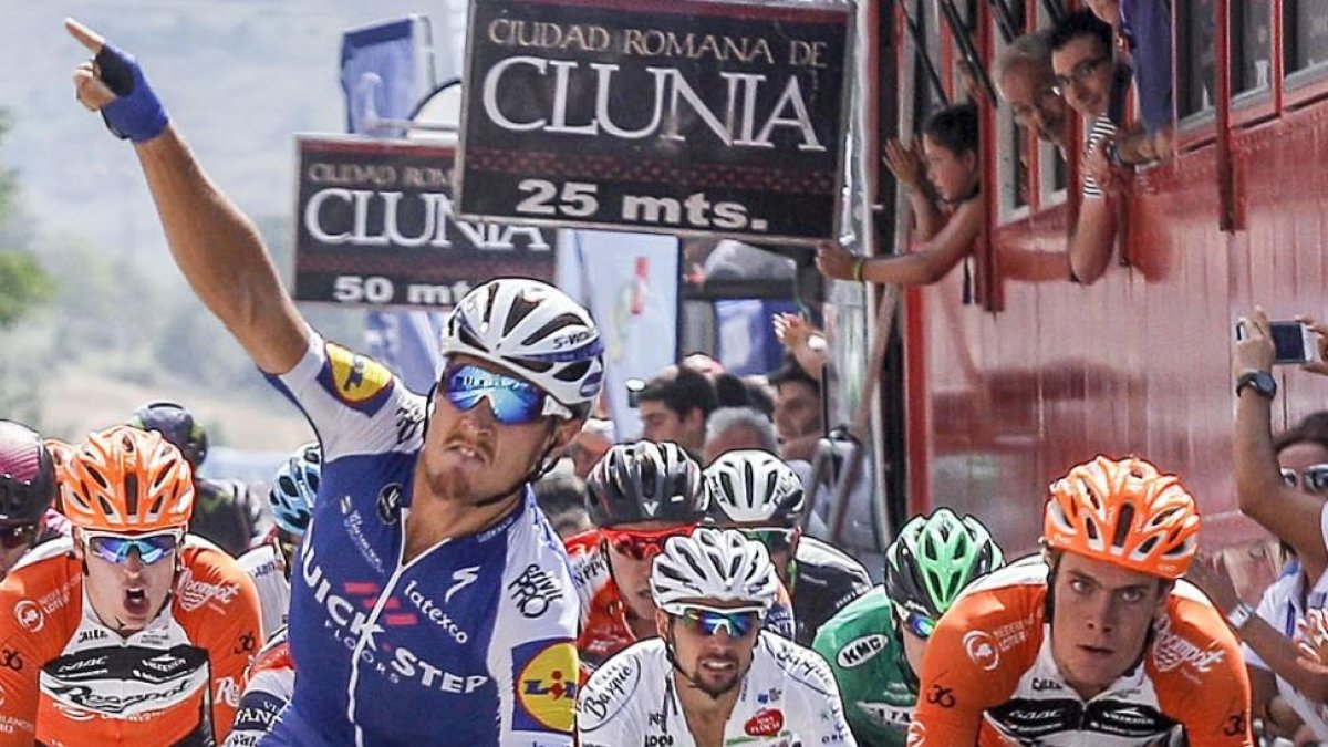 Trentin celebra su victoria en la meta de Belorado, en 2017. SANTI OTERO