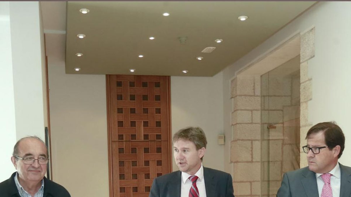 Fernández Santos, Javier Lacalle y Salvador de Foronda entran juntos a una reunión del consorcio.-RAÚL G. OCHOA