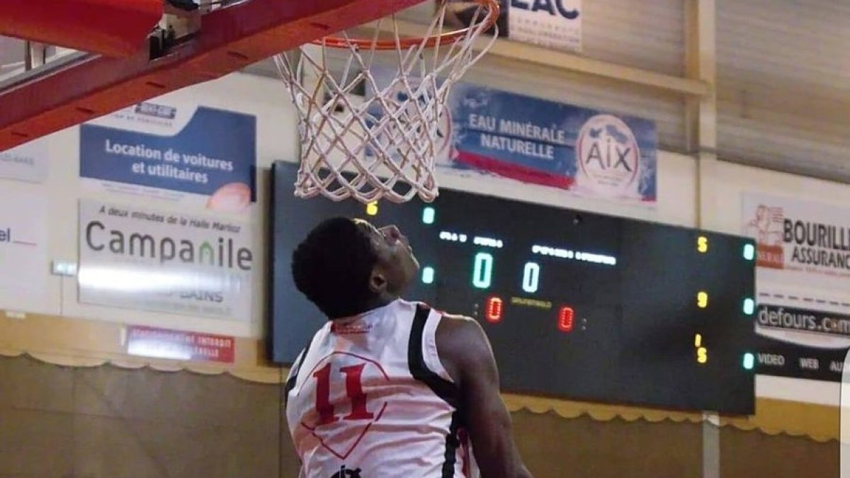 Garmine Kande firma por el CB Tizona. ECB