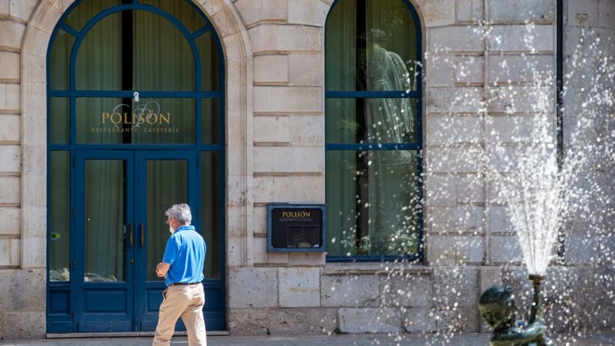 Un viandante camina por delante de la Cafetería del Teatro Principal. SANTI OTERO