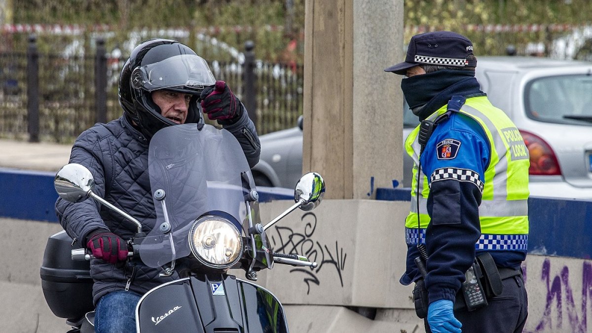 Un agente da el alto a un motorista en un control policial. RAÚL OCHOA
