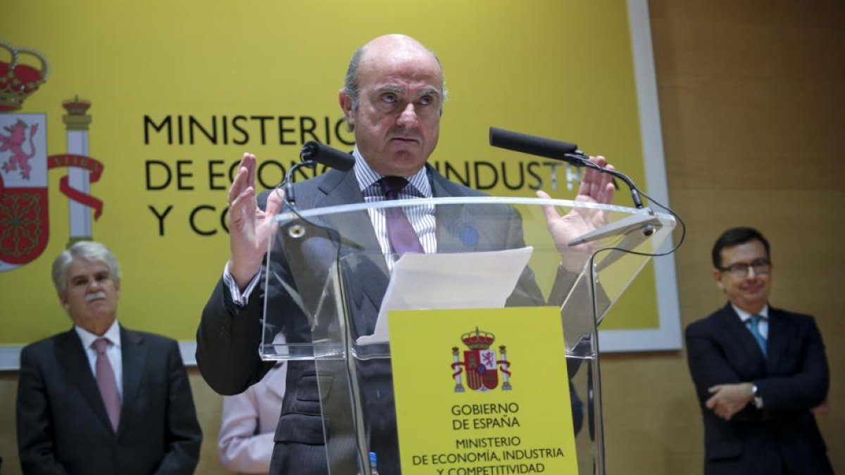 Guindos ha descartado que la entrada de las grandes empresas tecnológicas como Google o Amazon en el sector financiero suponga un peligro.-JOSE MANUEL PRATS