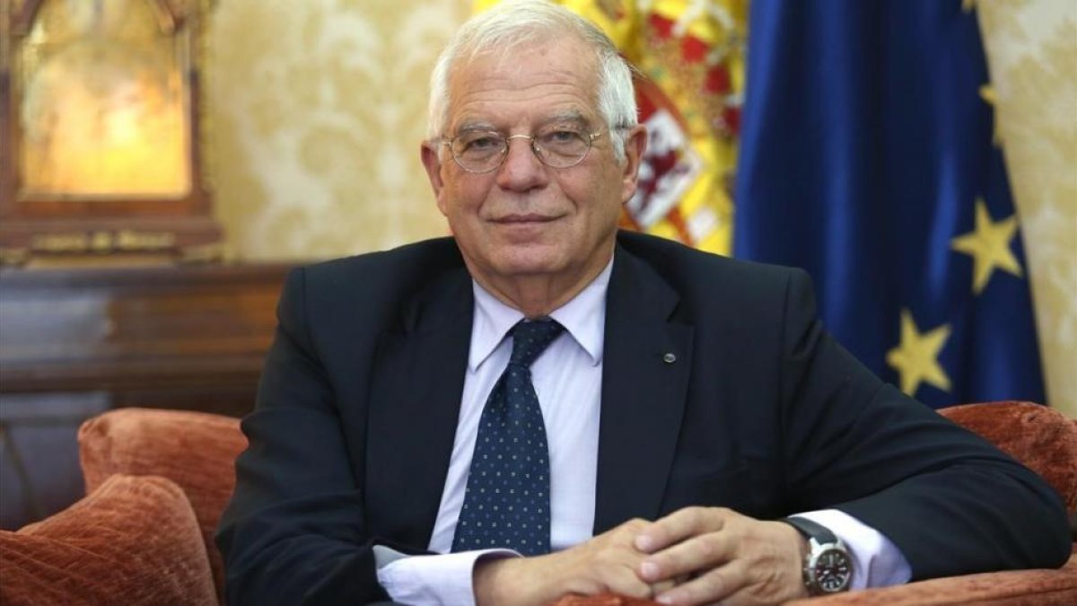 Josep Borrell, ministro de Asuntos Exteriores, en la sede del ministerio-/ DAVID CASTRO