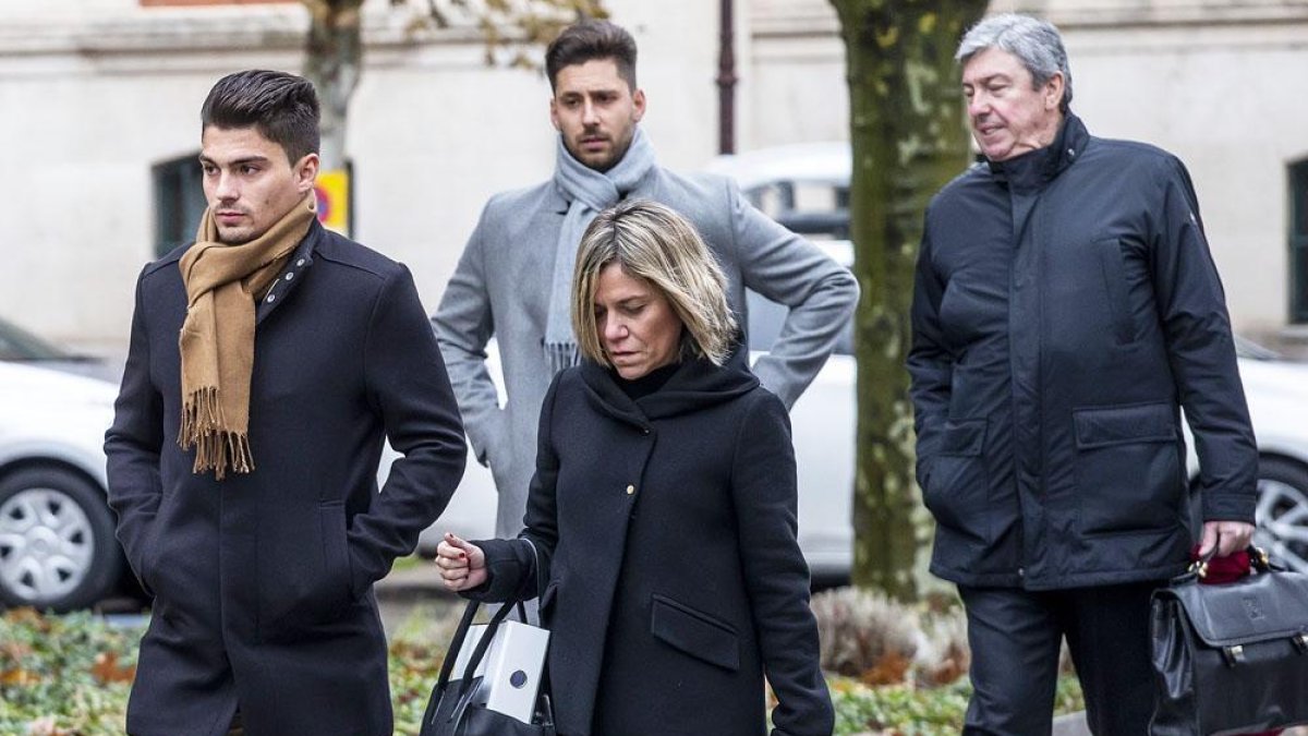Raúl Calvo (izquierda) y Víctor Rodríguez ‘Viti’ llegan a la Audiciencia Provincial de Burgos junto a sus abogados.-SANTI OTERO