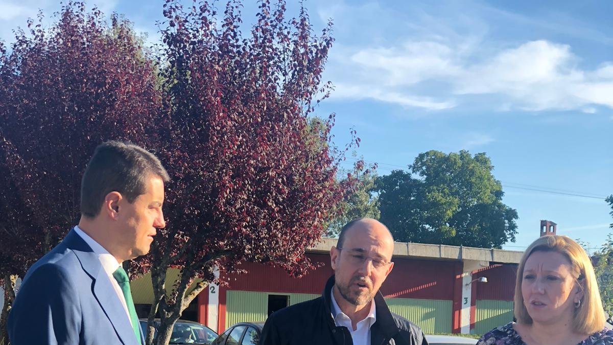 La consejera de Familia y el de Presidencia visitaron esta mañana las instalaciones de Proyecto Hombre en San Medel.-ECB