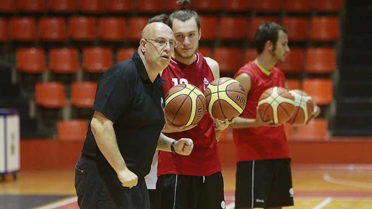 Jorge Hernaiz da instrucciones a sus jugadores, ayer, en el polideportivo El Plantío.-RAÚL OCHOA