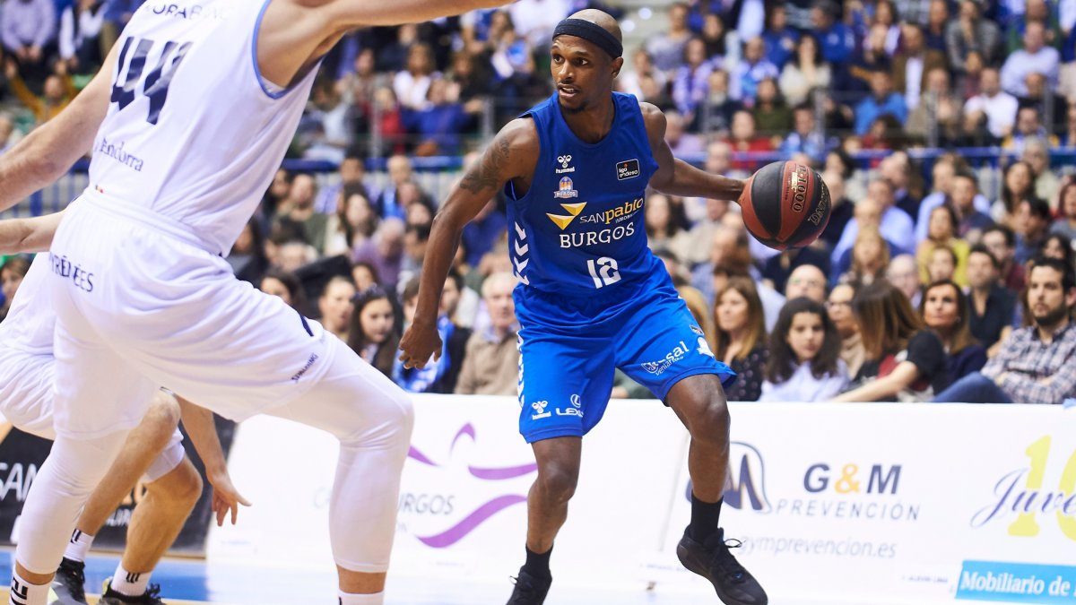 McFadden mantiene la posesión durante un partido. SANTI OTERO