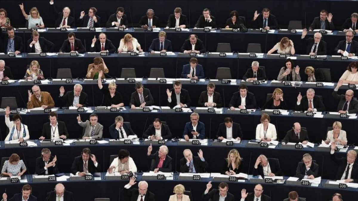 El pleno del Parlamento Europeo vota en la sesión de hoy miércoles.-AFP / FREDERICK FLORIN