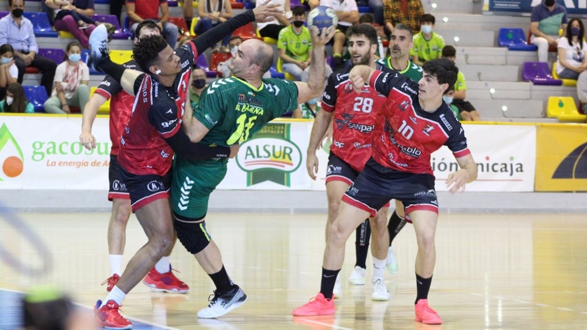 Claudio Ramos frena al jugador del Antequera Baena. UBU SAN PABLO BURGOS