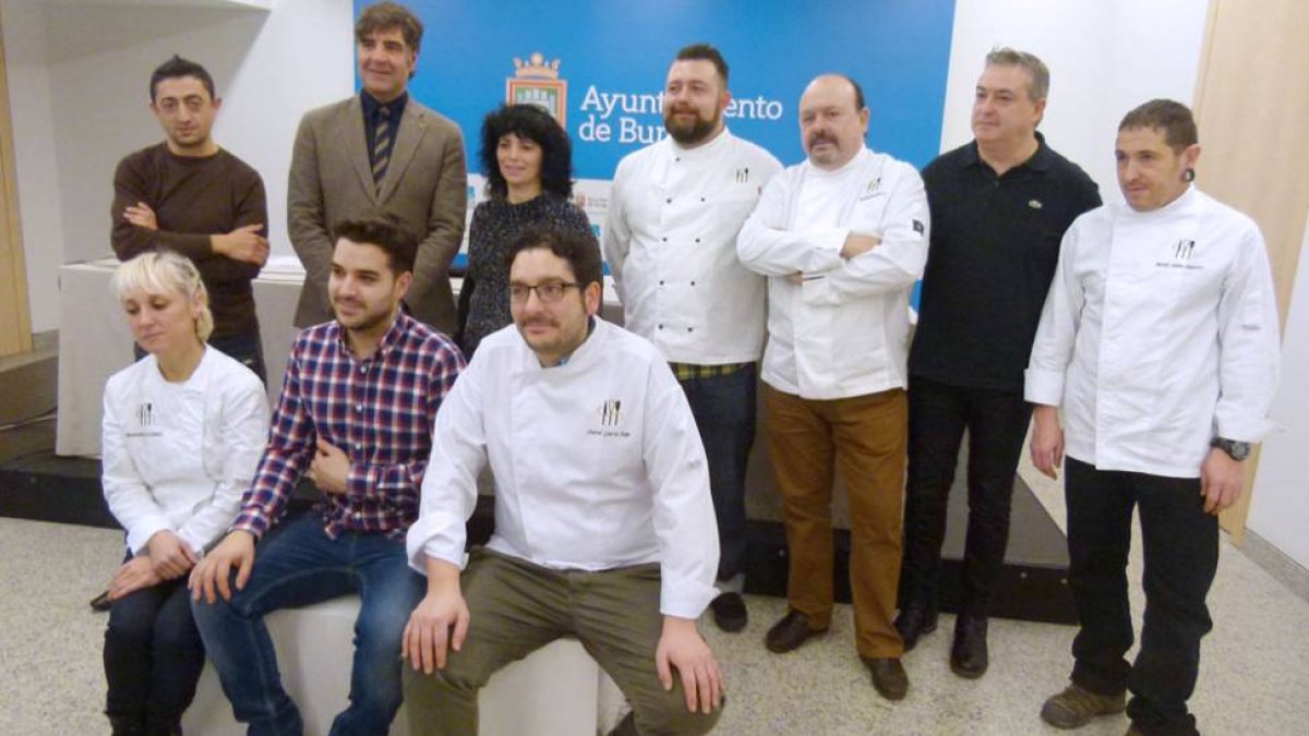 Sagrario Ayuso (La Flora), Fernando Gómez (concejal de Cultura), Cucho Íñiguez y Pablo Cófreces (cocineros).-RAÚL G. OCHOA
