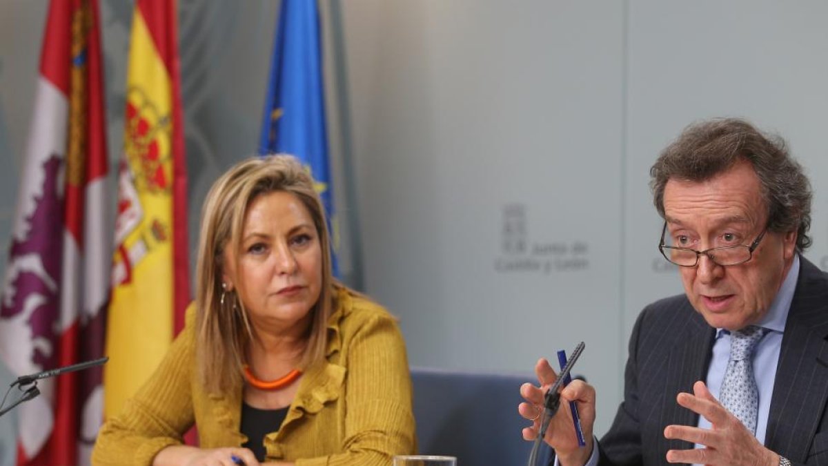 La vicepresidenta y portavoz de la Junta de Castilla y León, Rosa Valdeón, comparece en rueda de prensa posterior al Consejo de Gobierno. Le acompaña en la imagen, José Antonio de Santiago-Juárez, consejero de la Presidencia-Ical