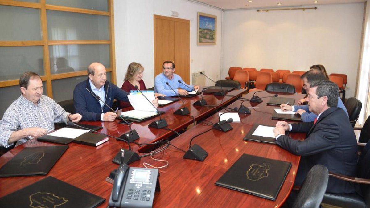 Rico visitó Treviño en mayo. En la foto con el exalcalde Ernesto Argote (segundo por la izq), junto a quien está la actual edil-ECB