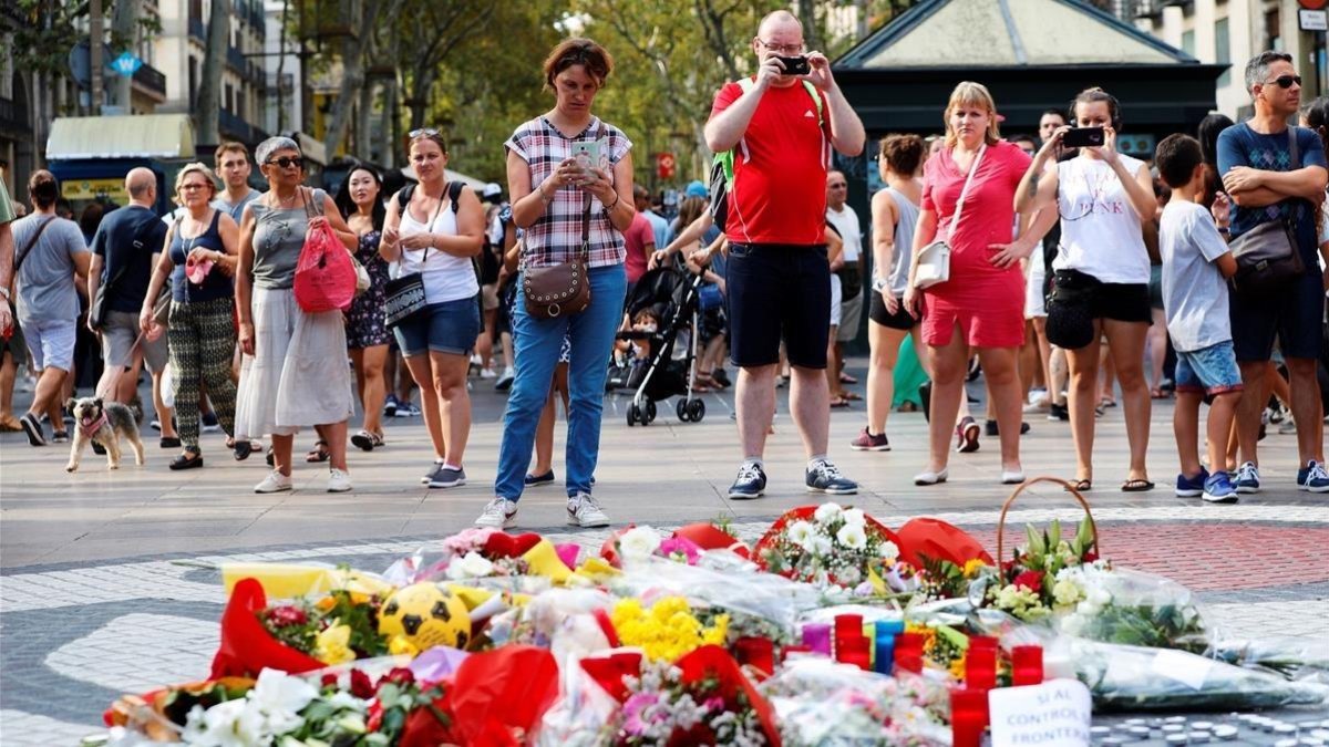 Flores, velas y otros objetos sobre el mosaico de Miró, en La Rambla, en recuerdo de las víctimas del atentado-ALEJANDRO GARCÍA