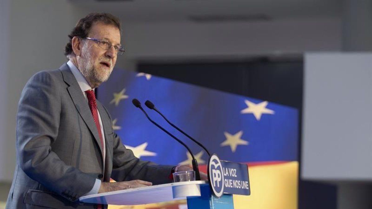 El presidente del Gobierno en funciones, Mariano Rajoy, durante su intervención en el mitin electoral que el PP ha celebrado hoy en Vitoria.-EFE/David Aguilar