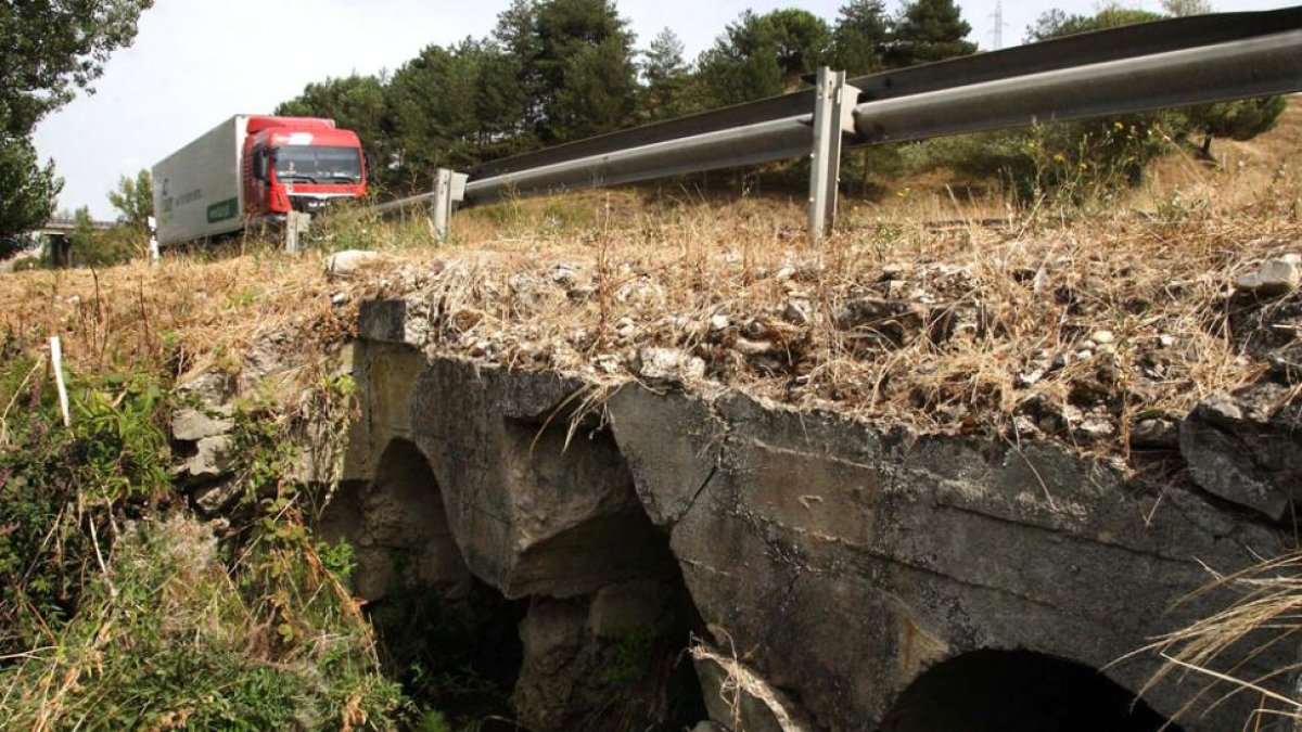 El drenaje del kilómetro 277 se rellenará con hormigón para evitar su progresivo deterioro.-G.G.