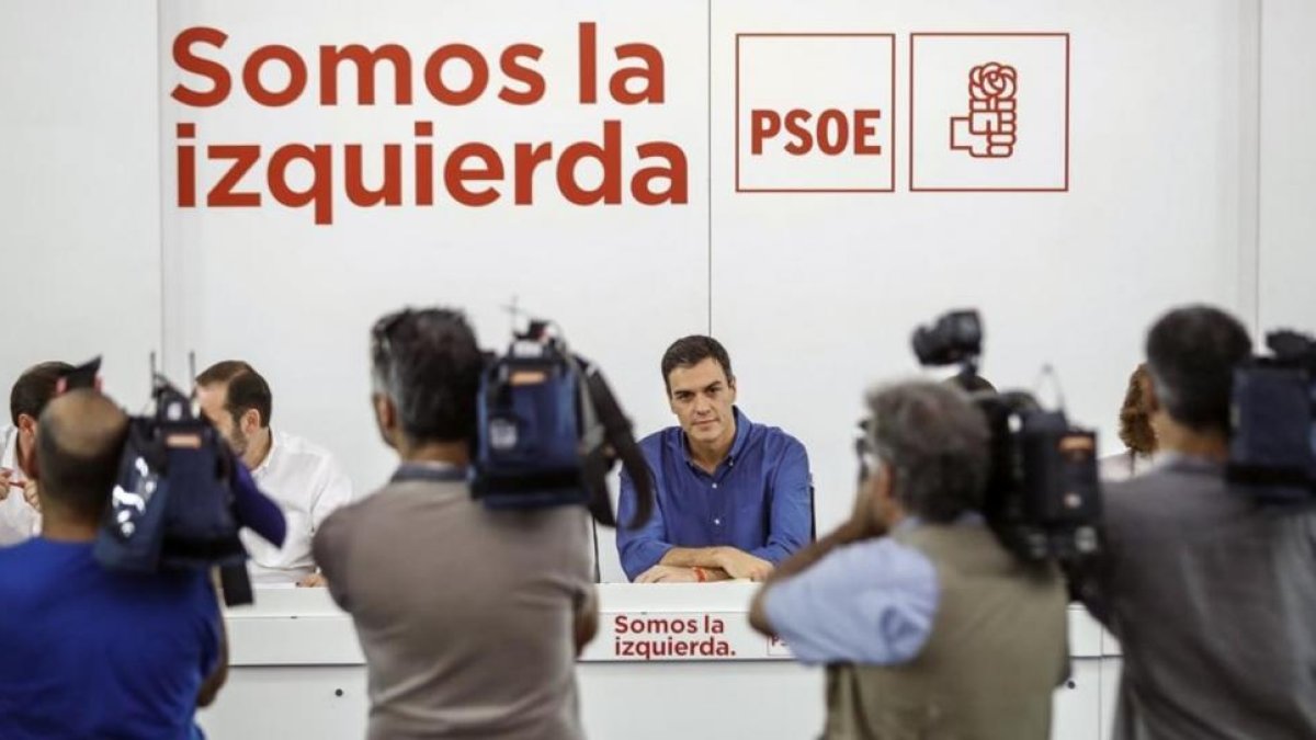 El secretario general del PSOE, Pedro Sánchez, en la primera reunión de la nueva ejecutiva del partido.-EFE / EMILIO NARANJO