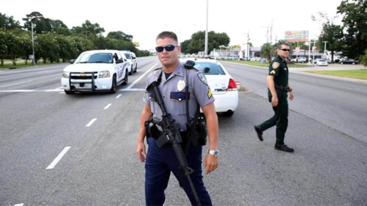 Dos agentes de policía tras un tiroteo en Estados Unidos.-REUTERS / JOE PENNEY