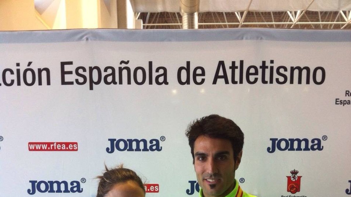 Diego Ruiz posa con la medalla de plata conseguida en el Nacional-ECB