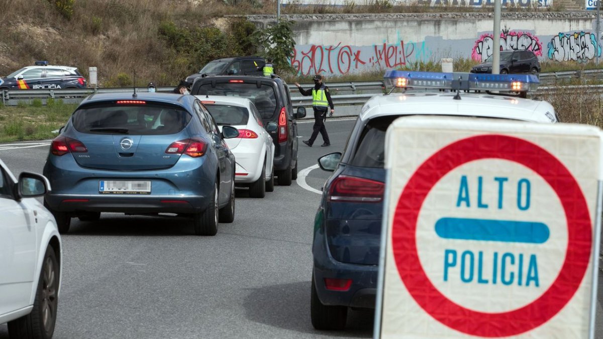 El vehículo de los dos detenidos fue registrado en un control policial por el Covid. ECB