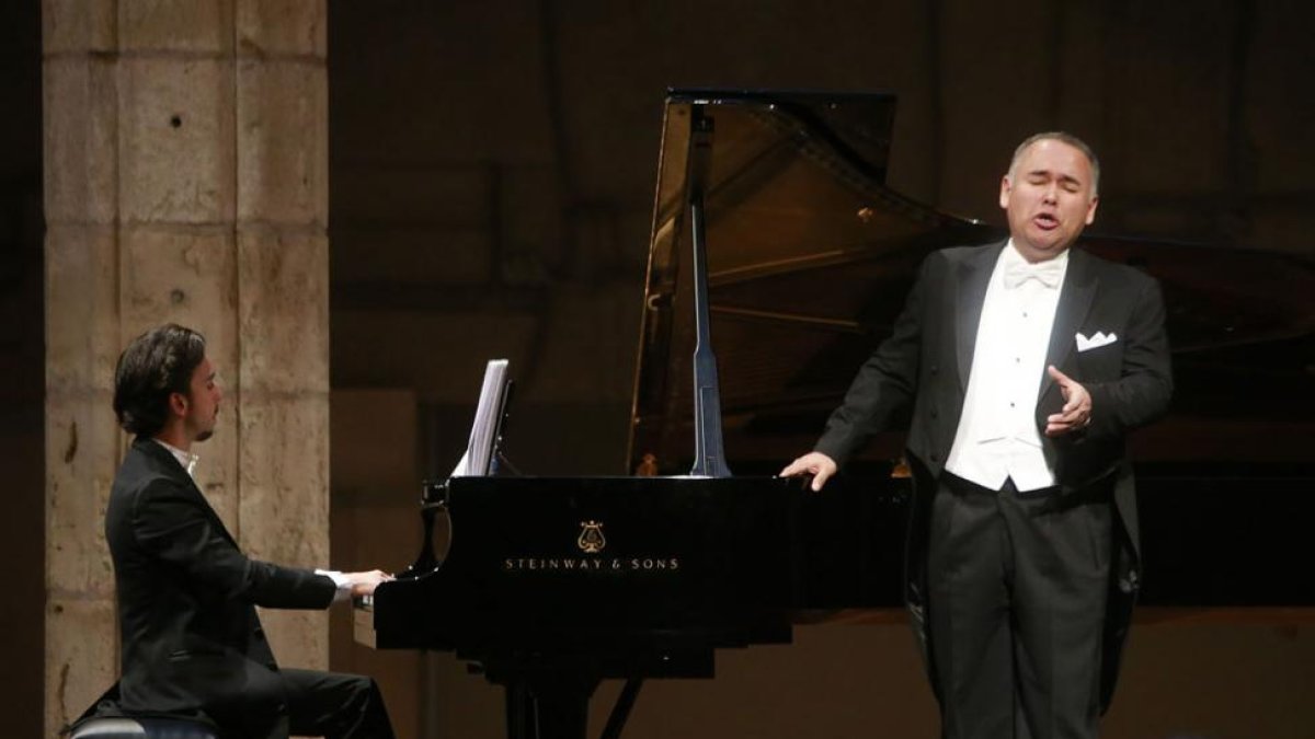 El patio de la Casa del Cordón enmarcó el concierto del tenor Javier Camarena y el pianista Ángel Rodríguez con alrededor de 460 testigos.-Raúl Ochoa