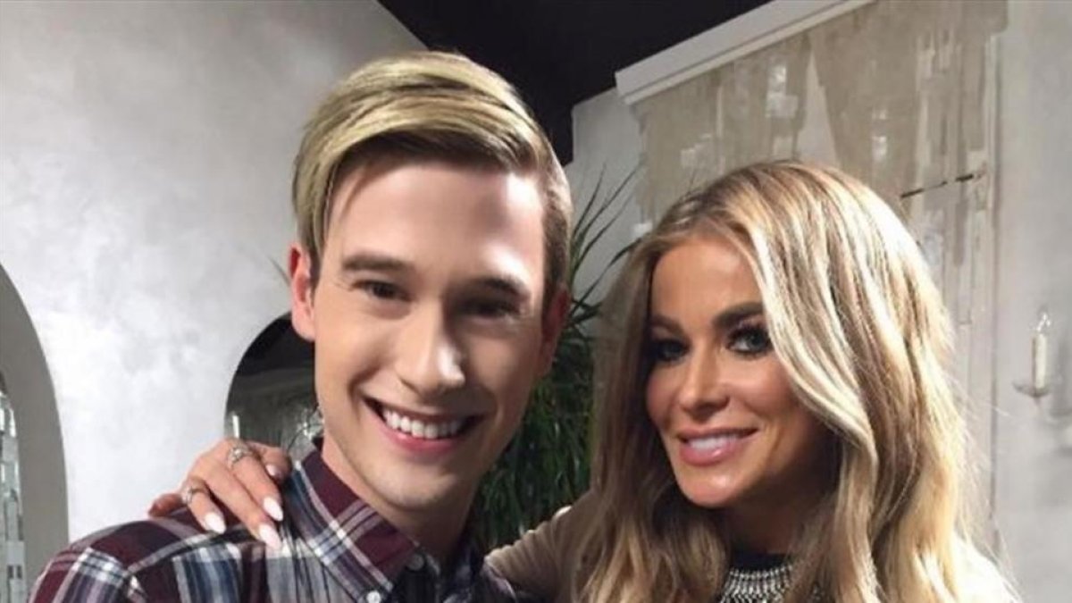 Tyler Henry posa con su amiga y clienta Carmen Electra.-INSTAGRAM