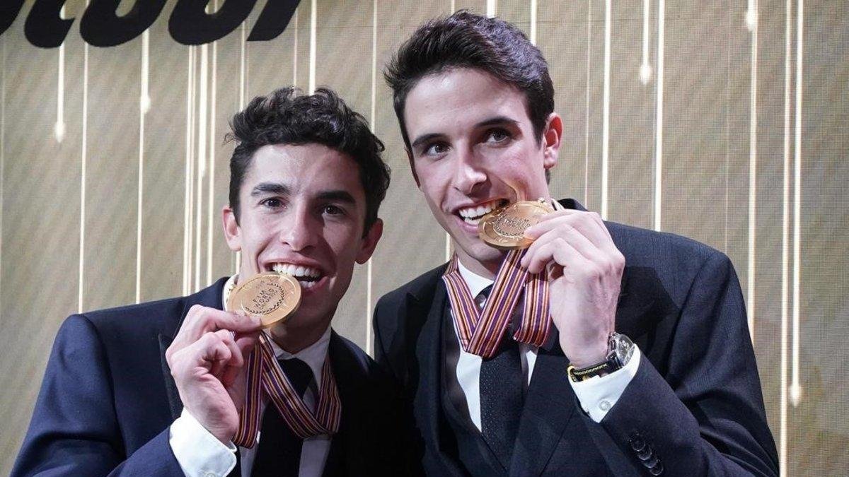 Marc y Àlex Márquez muestran las medallas de campeones del mundo de MotoGP y Moto2, en la fiesta de fin de Mundial de ayer en Valencia.-ALEJANDRO CERESUELA