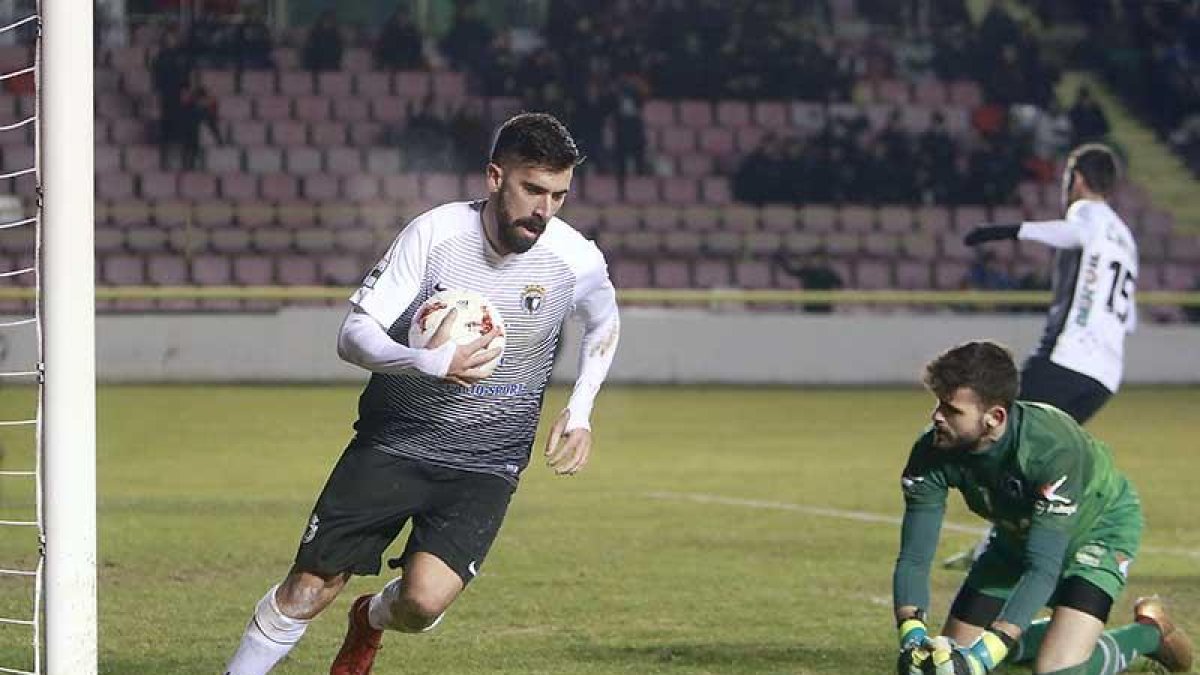 Adrián Hernández recoge el balón tras anotar el gol del empate desde el punto de penalti.-Raúl G. Ochoa