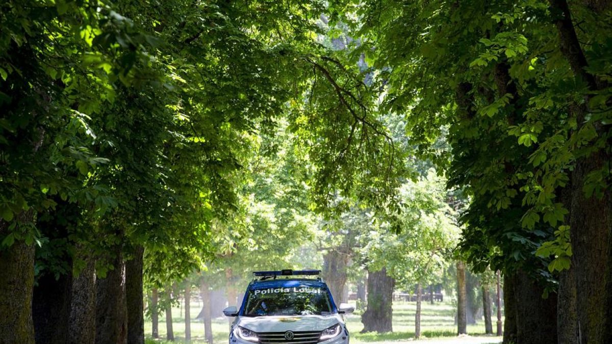 Los agentes de policía vigilaron a pie y en vehículos todocamino el interior del parque de El Parral. SANTI OTERO