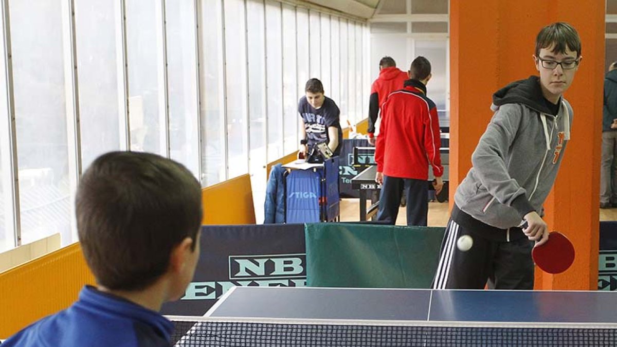Dos niños practican tenis de mesa. SANTI OTERO