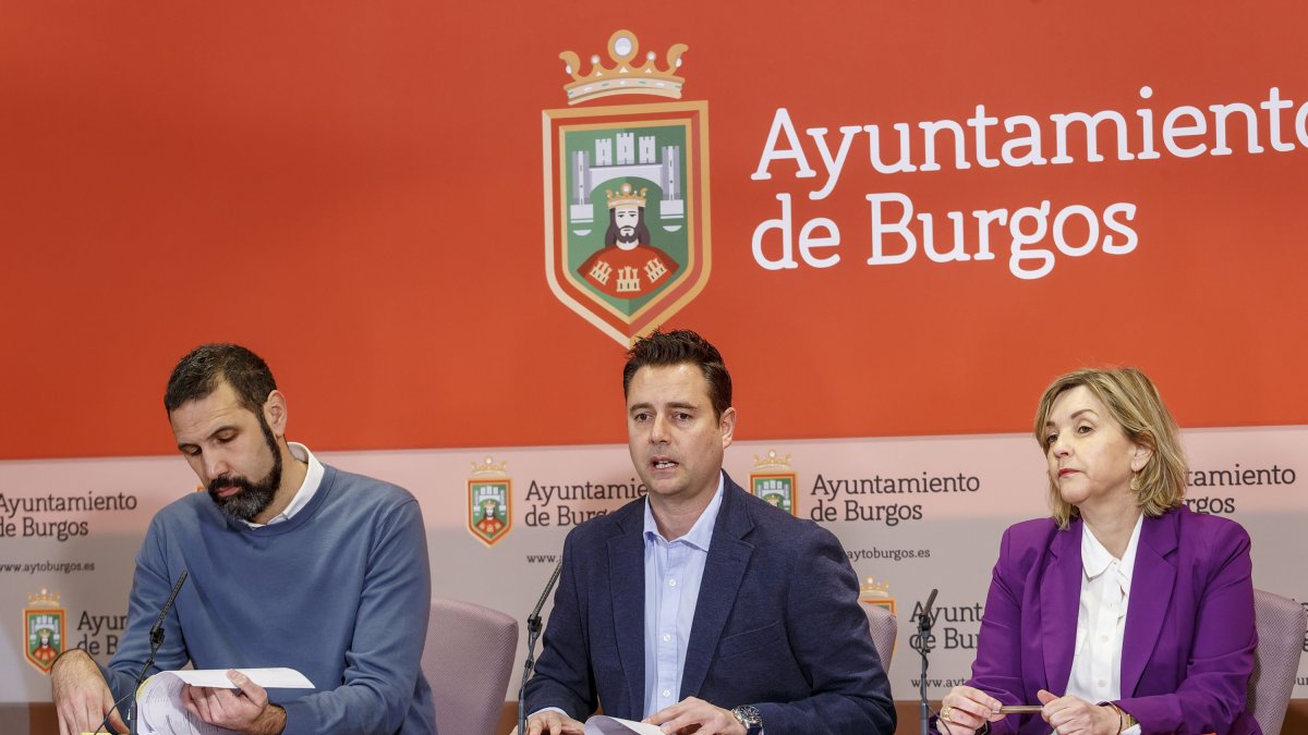 El concejal de Urbanismo, Daniel Garabito, y la concejal de Servicios Sociales y Patrimonio, Sonia Rodríguez, flanquean al alcalde en la presentación del Plan Municipal de Vivienda. SANTI OTERO