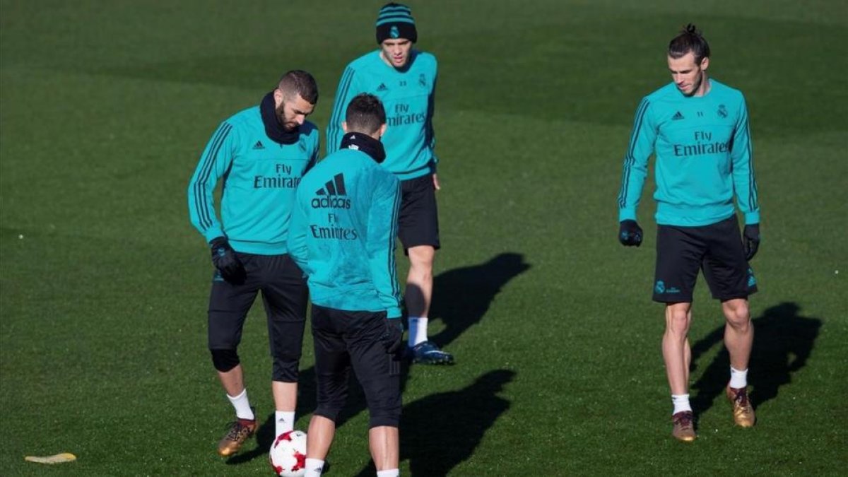 Bale, Cristiano y Benzema, con Kovacic, en el entrenamiento del miércoles del Madrid.-EFE / RODRIGO JIMENEZ