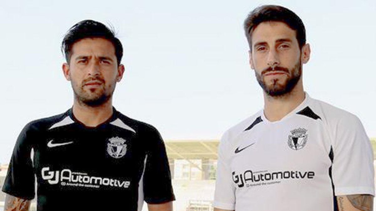 Pisculichi y Andrés fueron los modelos para presentar las camisetas.-BURGOS CF