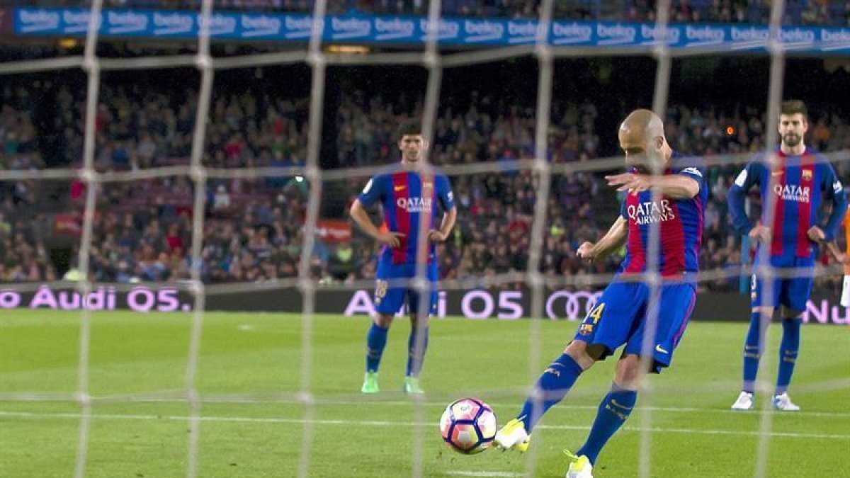 Mascherano marcó de penalti su primer gol con la camiseta del Barça.-EFE