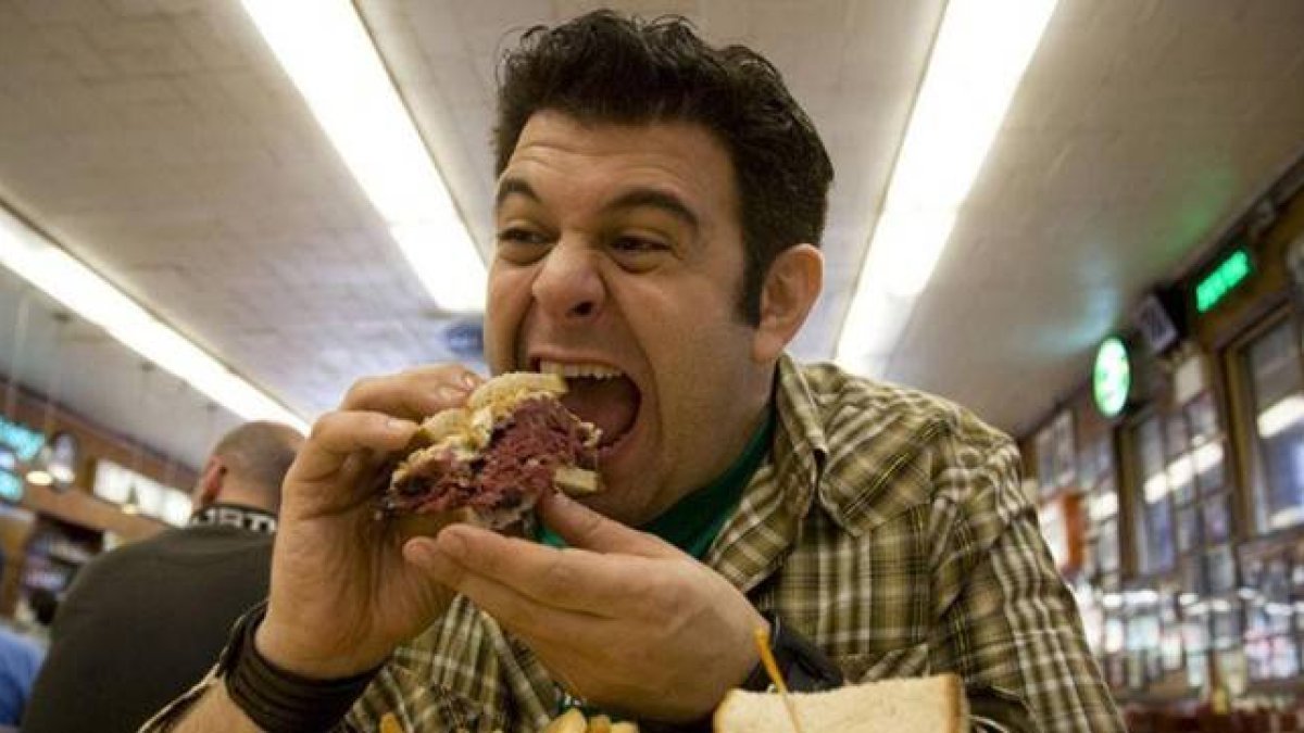 Adam Richman comiendo en el programa 'Crónicas carnívoras'.-Foto: EFE